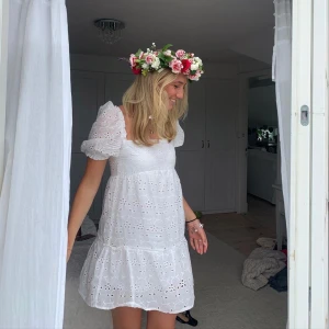 Vit klänning - Vit klänning med puff ärmar. Perfekt till student, midsommar eller skolavslutning. Klänningen är från hm men säljs inte längre. 💕pris kan diskuteras. 
