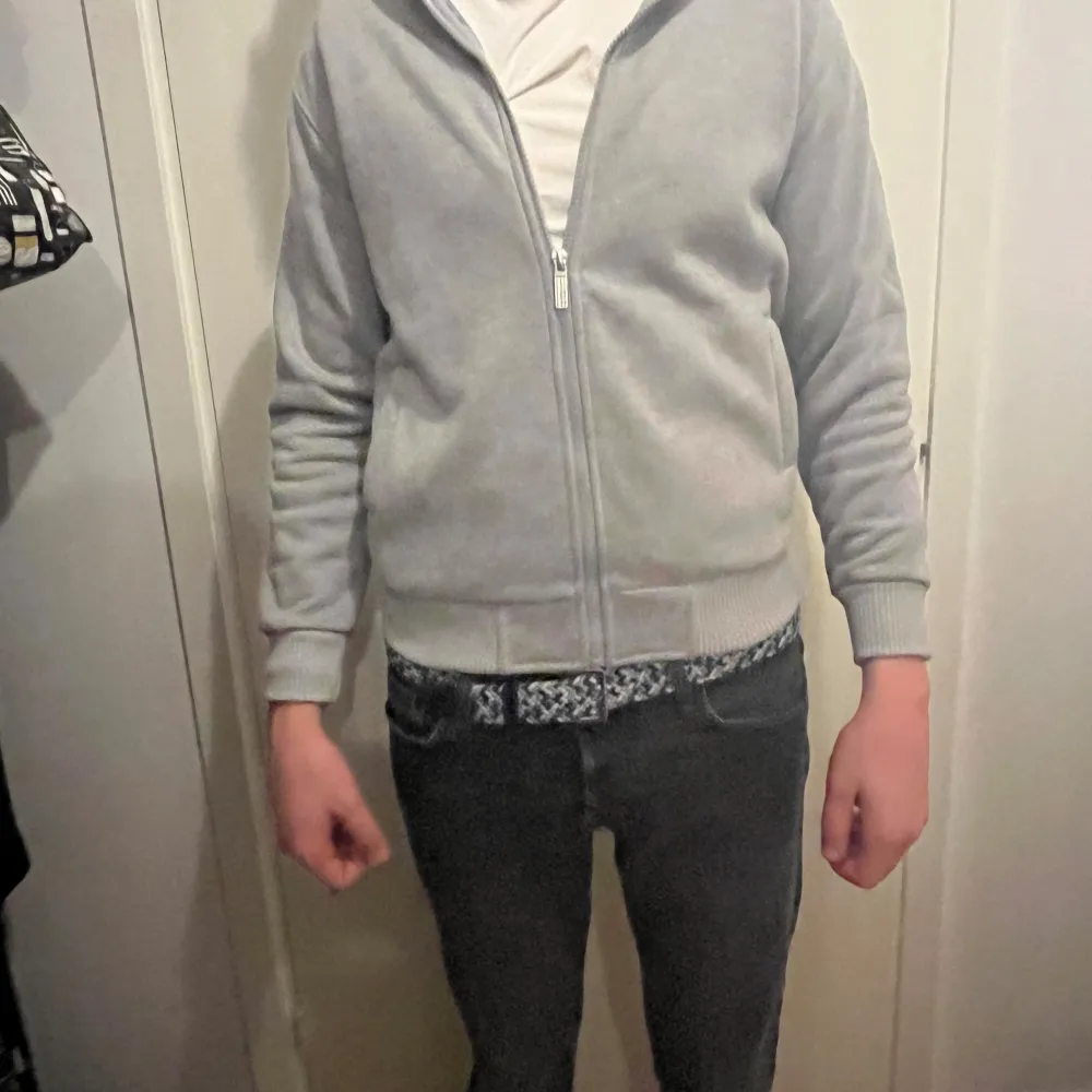 Tja, säljer min grå tröja för den är för liten. Använt den 2 gånger så den är som ny. Är 180 cm lång. Nypris 500kr. Neuletakit & Villapaidat.