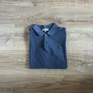 Lyle & scott piké  - En snygg piké i bra skick utan några som helst anmärkningar. Hör av er vid ytterligare frågor annars fritt fram att använda ”köp nu”.                     (Postar inom 24h)