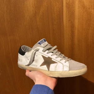 Golden Goose - Golden Goose. Storlek 43. Skick 7/10! bra skick förutom skadorna man ser på sista bilden! Hör av er vid funderingar!😃