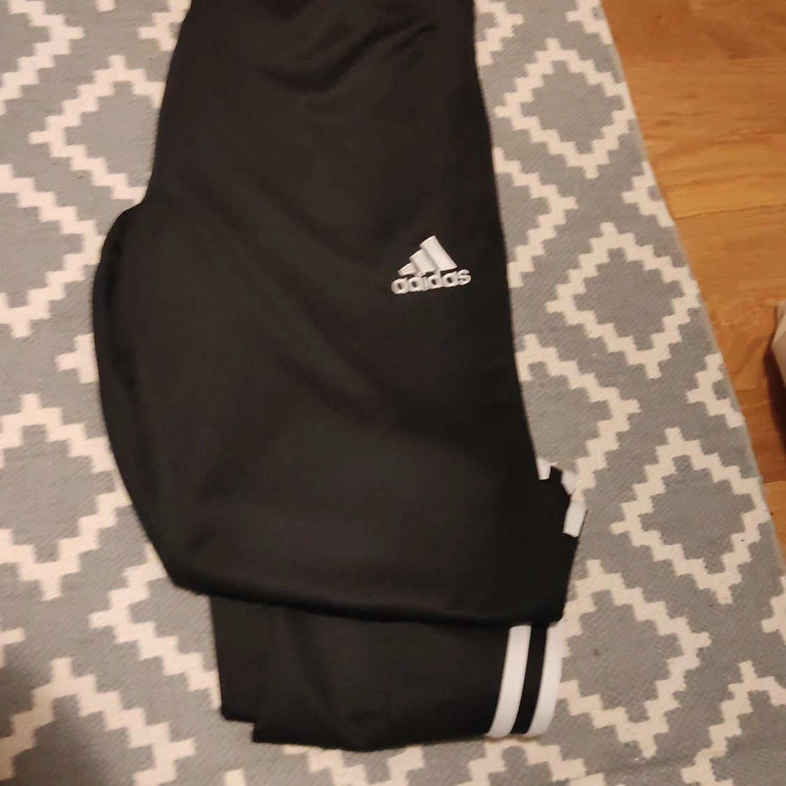 Svarta träningsbyxor från Adidas