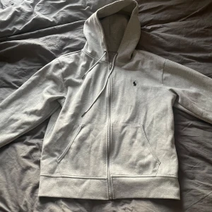 Ralph lauren Hoodie  - Ralph lauren Hoodie endast använd fåtal gånger o inga tecken på användning! Köpt för 2000kr, storlek M men passar mig som har XS