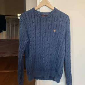 Blå kabelstickad Morriströja  - Säljer en blå kabelstickad Morriströja. Tröjan är stl M och knappt använd. Fråga om ni har funderingar. 
