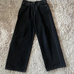 Svarta Astro Jeans - Snygga svarta Astro jeans från Weekday med en loose passform. Paret är använda men i bra skick. Säljs då dem inte kommer till användning. Skriv vid frågor eller funderingar!
