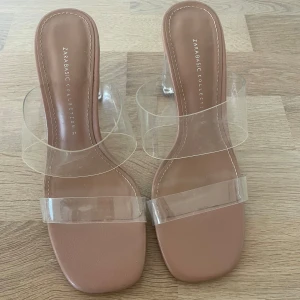Klackskor från Zara  - Säljer dessa snygga klackskor från Zara i toppskick! Såå sköna på och passar till allt! Storlek 37, klackhöjd 9cm💘  