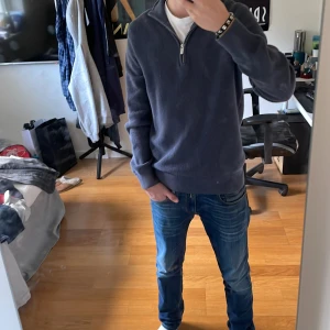 Ljus blå halv zip  - Bra skick inga tecken på användning 