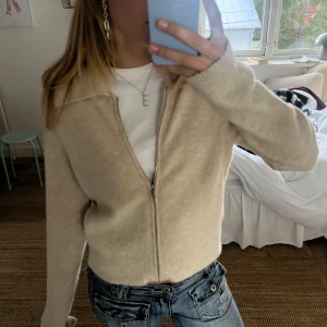 Stickad tröja  - Jätte fin tröja som är så mysig och skön och matchar till så mycket. Kommer itne till användning längre så hör av dig vid intresse eller prisförslag eller om fler bilder önskas💗