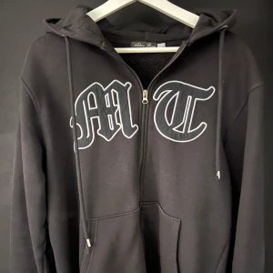 MT hoodie - En svart MT hoodie från shop tuttolente i L men passae M