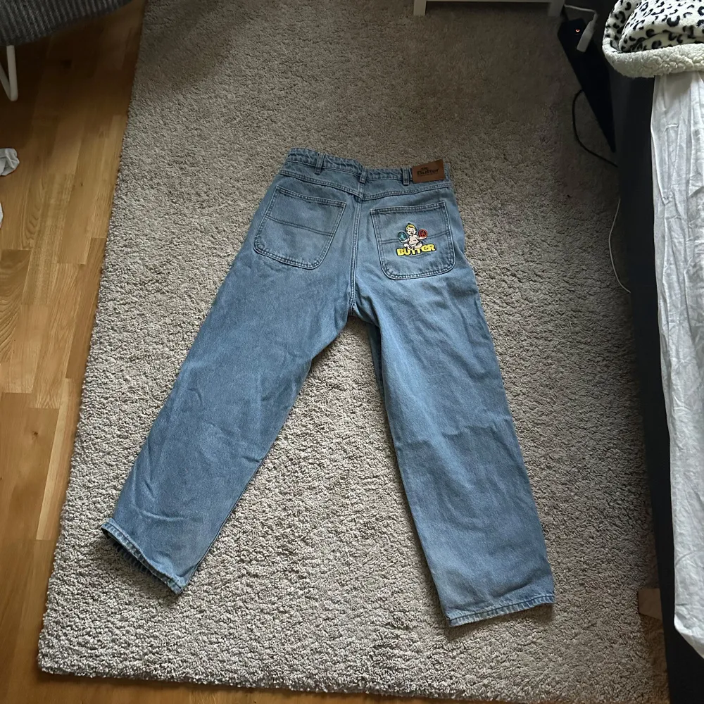 Ett par riktigt baggy jeans från märket butter goods! Skick 9/10.. Jeans & Byxor.