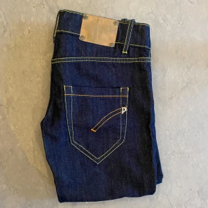 Dondup Jeans - Säljer nu dessa feta jeans från Dondup! Modellen är straight, storlek 28 (passar 29). Nypris är ca 4000kr, pris kan diskuteras. Hör av er vid funderingar!