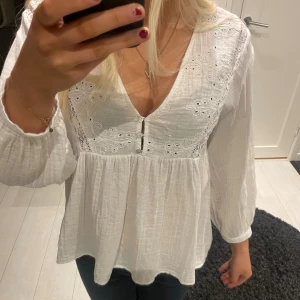 Zara blus - Säljer min super söta blus från zara, säljer då den ej kommer tlll användning och endast använd 1 gång❤️‍🔥❤️‍🔥