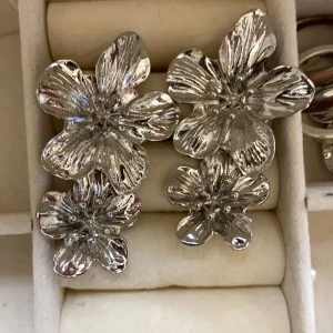 Fina blom örhängen i silver  - Säljer då ja använder guld örhängen nu💘 de är aldrig använda förutom på bilden då ja beställde i silver istället för guld 🙏🏼