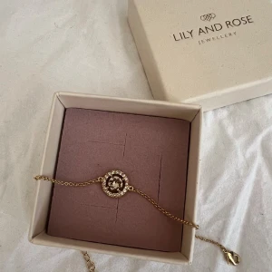 Lily and Rose armband  - Guldigt Lily and Rose armband, helt ny med box. 