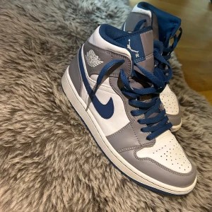 Jordans - Säljer ett par Air jordan mid ”true blue” Dom är i bra skick men finns sletage som jag visar på bilderna, skriv privat för fler bilder. Nypris: 2499 SEK och säljer för 1499 SEK pris kan diskuteras vid snabb affär 