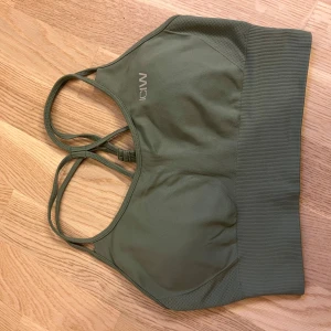 Sport-bh - DEFINE SEAMLESS SPORTS BRA-  LIGHT SAGE GREEN. Lätt support. Nypris 399:-  Endast testad. 
