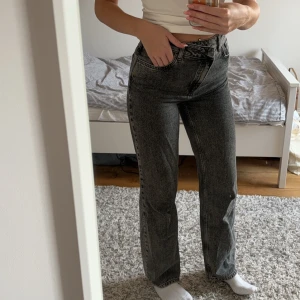 Jeans - Perfekt skick.  Säljer pga att de aldrig kommer till användning. Supersnygg detalj, att den är sne i gylfen.  Storlek 36.  Nypris 599, säljer för 250