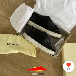 Axel arigato skor - (LÅNADE BILDER) Säljer mina axel arigato skor har använt nån gång men ser ut som nyskick men dock lite smutsiga på sulan men går lätt å tvätta bort strl 37 men passar perfekt på mig som har 38! kom privat för frågor elr prisförslag!