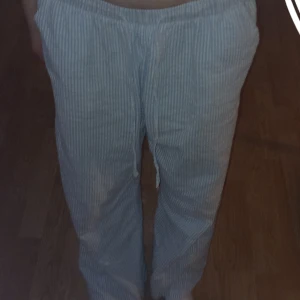 Randiga byxor från Lindex - Säljer ett par randiga byxor från Lindex. Man kan ha de som lågmidja och högmidjat. Jag är 160 och för mig går det bara att ha lågmidjat. Matrialet är linnetyg. Nypris-399kr