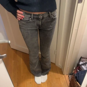 Lowwaist Bootcut jeans  - Jätte snygga gråa jeans från Gina Tricot. Storlek 32 💗💗