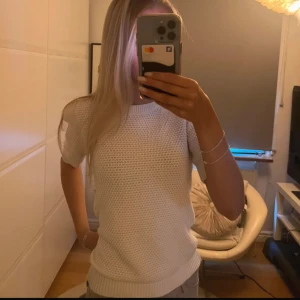 Stickad tshirt  - stickad t-shirt köpt från Vila i strl XS, köpt från vinted men är i bra skick💗💗 (Lånad bild)