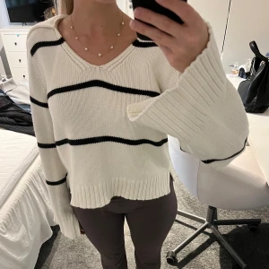 Stickad tröja - Svart vit randig stickad tröja från lindex med en fin krage.