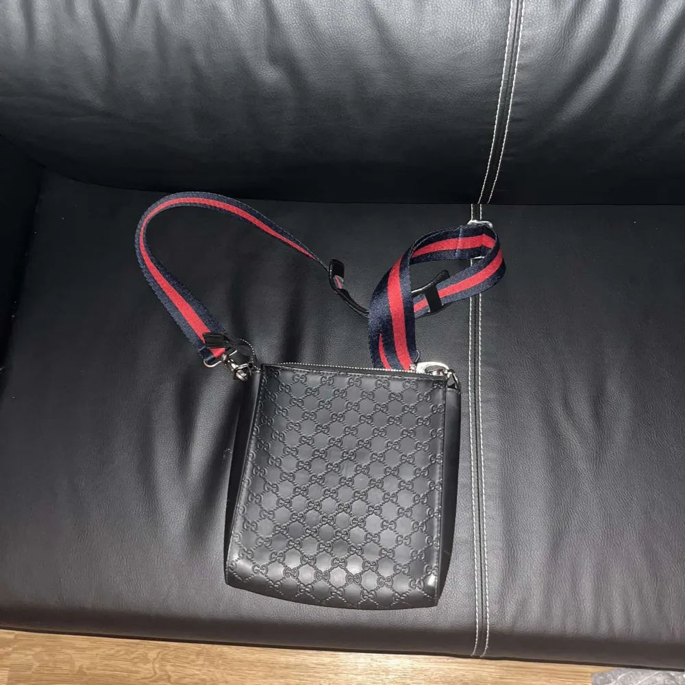 Säljer min Gucci bag för ja ej använder den längre. Pris kan diskuteras vid snabb affär.. Väskor.