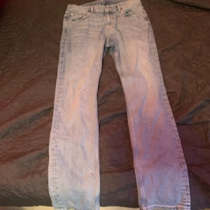 Weekday jeans  - Säljer nu min sons weekday jeans som nästan ör i nyskick, nästan aldrig använda och nypris ligger på 600kr. Passar 32/32