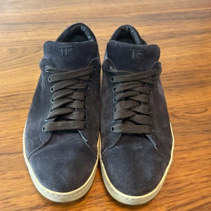 Tom Ford skor - Ett par Tom Ford skor i bra skick, bara skor kommer med storlek 42. Nypris ligger på 10000 vårt 2850, pris går att diskutera vid snabb affär. Skriv för fler frågor!🤩