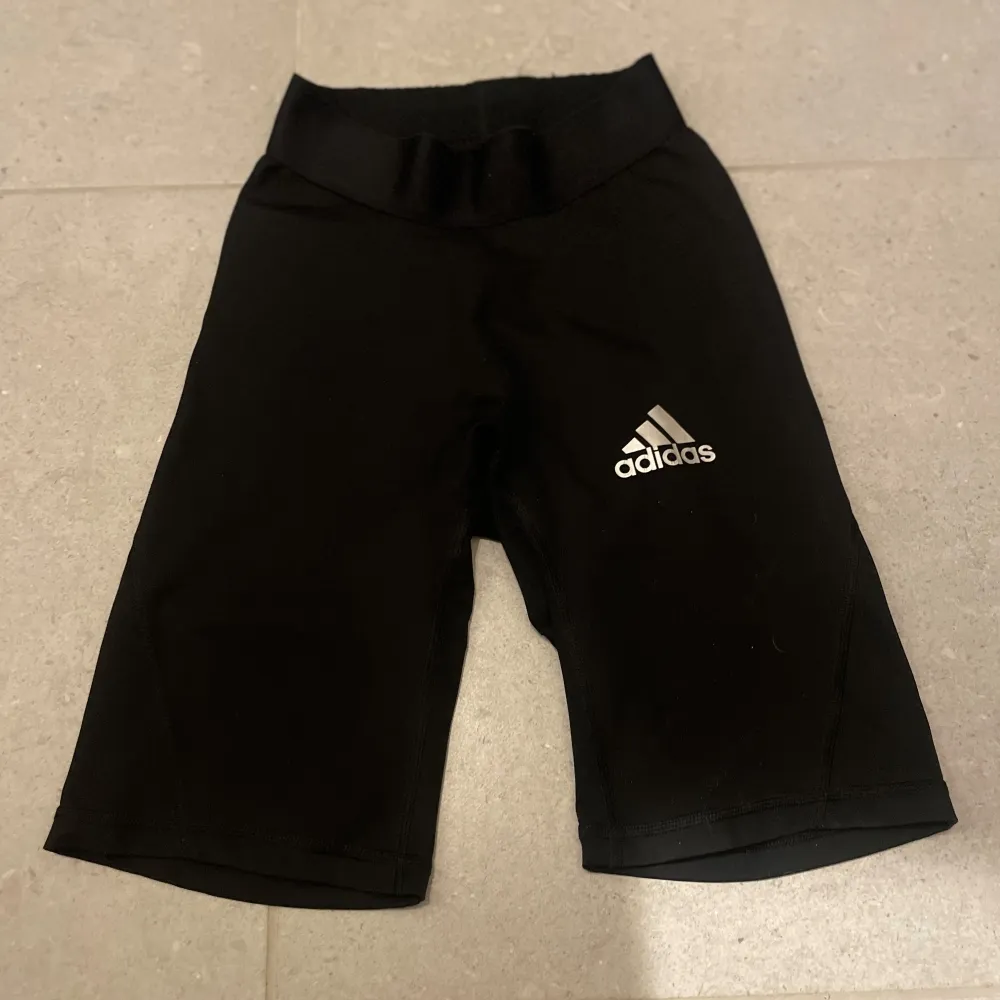 Säljer nu dom här fina cykelbyxorna ifrån Adidas i storlek xs💕. Sportswear.