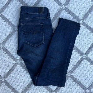Replay jeans - Säljer ett par feta replay jeans för 400kr! Modellen är slim fit och W27. Priset kan diskuteras! Skriv om ni har fler frågor.