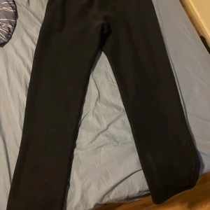 Nike mjukis byxor (Vintage) - Mörkblåa mjukisbyxor jätte tjockt material säljer dem för dem är för småa på mig och passar inte mig längre