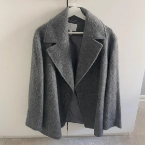 Kappa från hm  - Fin kappa från hm, bra skick! Finns knappar inuti som man kan stänga den med