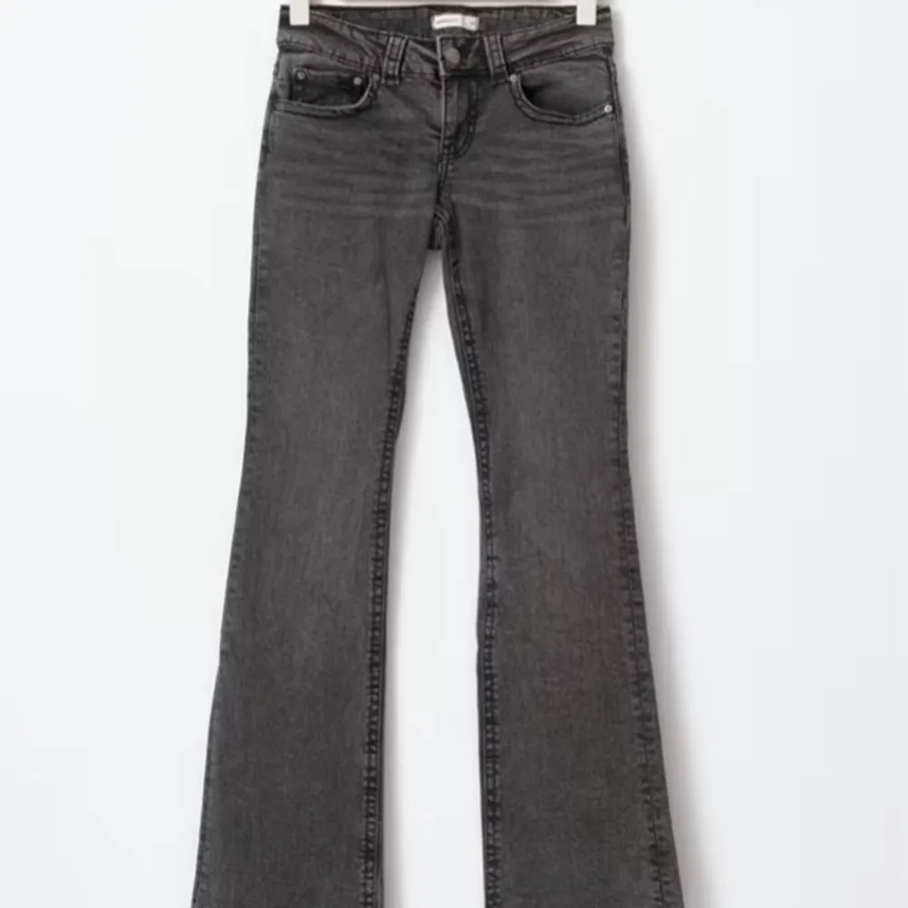 Hej! Jag säljer dessa lågmidjade bootcut jeans från Gina då de inte längre passar mig, de är i storlek 34 och är nästintill oanvända💖  Har ni frågor eller om egna bilder önskas är det bara att höra av sig💖. Jeans & Byxor.