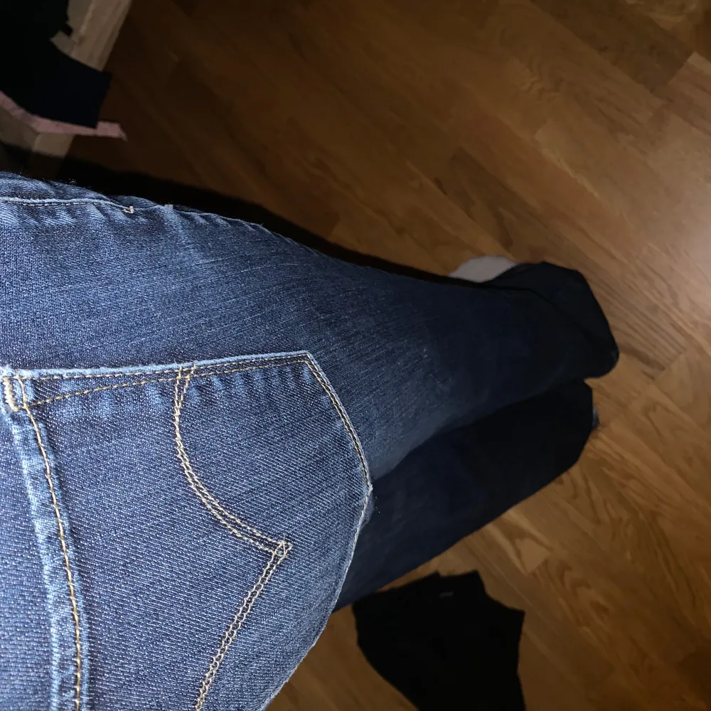 Jättesnygga vintage Levis jeans, bootcut och passar perfekt nu till hösten med den fina mörkblåa tvätten. Använd ett fåtal gånger. 29 i midjan och är lite för långa för mig som är 160 men går alltid att sy upp!❤️. Jeans & Byxor.