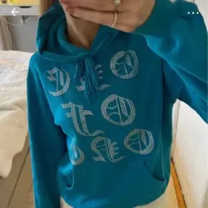 One of one hoodie - One of one hoodie som inte säljs längre. Köpt för 1100 och i mycket bra skick, i strl S💕💕 (första bilden är lånad)