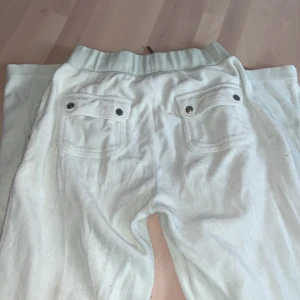 Juicy byxor - Low rise bootcut, Mint gröna juicy byxor säljer för att de är för korta.