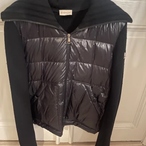 Moncler cardigan - Säljer min super snygga cardigan, den kommer tyvärr inte till användning! Super bra skick! Både kvitto och orginal taggar finns kvar, även påsen, köpt på moncler i Köpenhamn! Storlek M men passar nog både S och L beroende på passform! Inga byten!