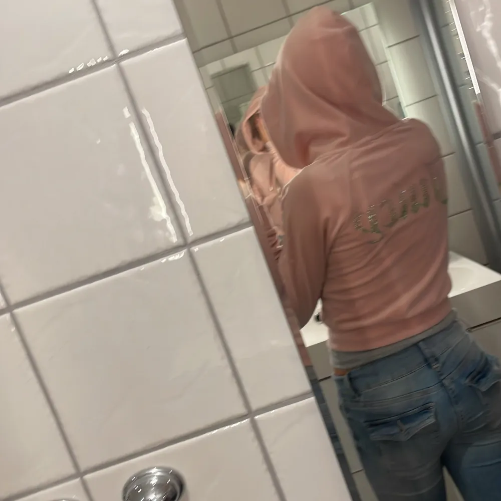 Säljer en superfin rosa hoodie med dragkedja. Den är croppad och har en snygg glittrig text på ryggen där det står juciey. Köpt för 950 kr innan, har användts 2-3 gånger. Därför säljer jag den då den inte riktigt kommer till användning . Tröjor & Koftor.