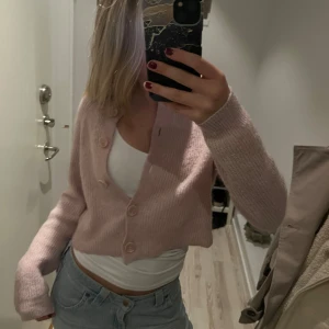 Rosa lindex kofta!! - Säljer denna rosa koftan från Lindex pågrund av att den aldrig kommer till användning 💓