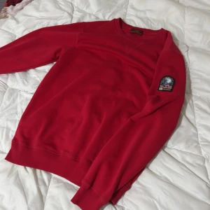 Parajumper tröja - En parajumper tröja, storlek s. Säljer den på grund av att jag ej använder den då den inte passar mig. pris kan sänkas för vill ba bli av med den. Så kom med bud. 