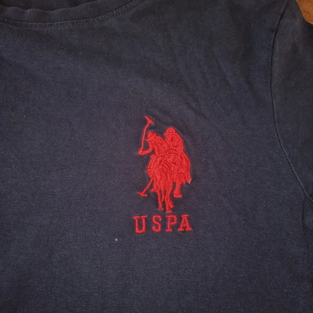 Säljer denna fina US Polo T-shirt då jag behöver städa min garderob lite. Den är I storlek 14-15. Säljer för 149:-. T-shirts.