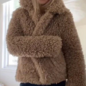 Brun fluff jacka - Jättemysig brun fluff jacka från zara som är perfekt till hösten🍁💕💕💕 Stolek S Första bilden it min men samma jacka!