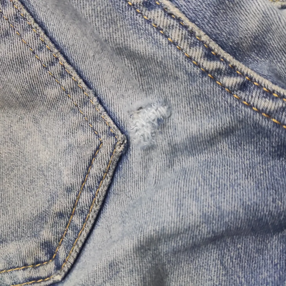 Säljer ett par snygga blå bootcut jeans. Finns ett litet hål vid fickan men går nog enkelt att laga. . Jeans & Byxor.