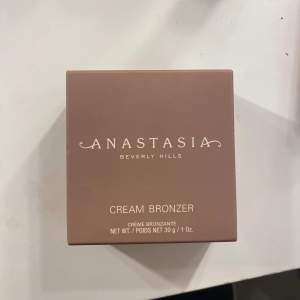 Helt oanvänd anastasia bronzer i färgen golden tan. Råkade klicka hem två på nåt vänster och orkar inte returnera. Förpackningen är helt oöppnad och fortfarande igentejpad🥰