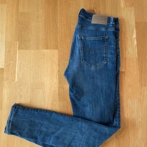 Tiger Of Sweden Evolve - Halloj, säljer nu dessa tiger jeans! Info: Märke: Tiger of Sweden  Modell: Evolve Cond: 9/10 Färg: mörkare blå Storlek: 32/34  Tveka inte på att ställa frågor!  // SS 🔥