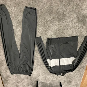 Adidas dress i grå  - En fett grå adidas dress som inte används mer. 