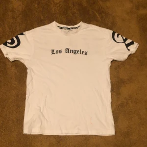 Säljer min snygga LA T-shirt i stolek XS. Har använts några fåtal gånger. 8/10 i skick. Kan diskutera om pris vid snabb affär. - XS