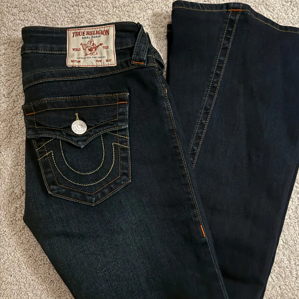 Säljer dessa nya lågmidajde bootcut jeans från True Religion. Storlek W26. Aldrig använda, bara testade. Dom är uppsydda av en skräddare så dom passar bra i längden för mig som är 170cm. Köpta för 1299 kr.. Jeans & Byxor.