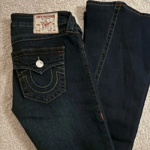 Nya lågmidjade bootcut jeans - True Religion  - Säljer dessa nya lågmidajde bootcut jeans från True Religion. Storlek W26. Aldrig använda, bara testade. Dom är uppsydda av en skräddare så dom passar bra i längden för mig som är 170cm. Köpta för 1299 kr.