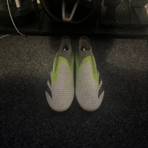 Fotbollsskor  - Adidas predator elite tillverkas inte längre och svåra att få tag i, skorna är som man kan se på bilderna i ett jätte fint skick och har knappt använt dom, påse finns